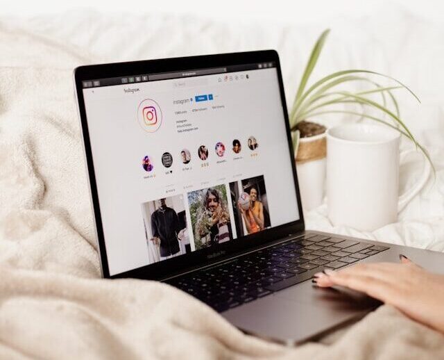 Dator med sociala medier på skärmen