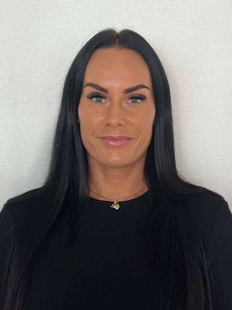 Porträttfotot av kvinnlig redovisningskonsult med mörkt hår på redovisningsbyrån Dinara.